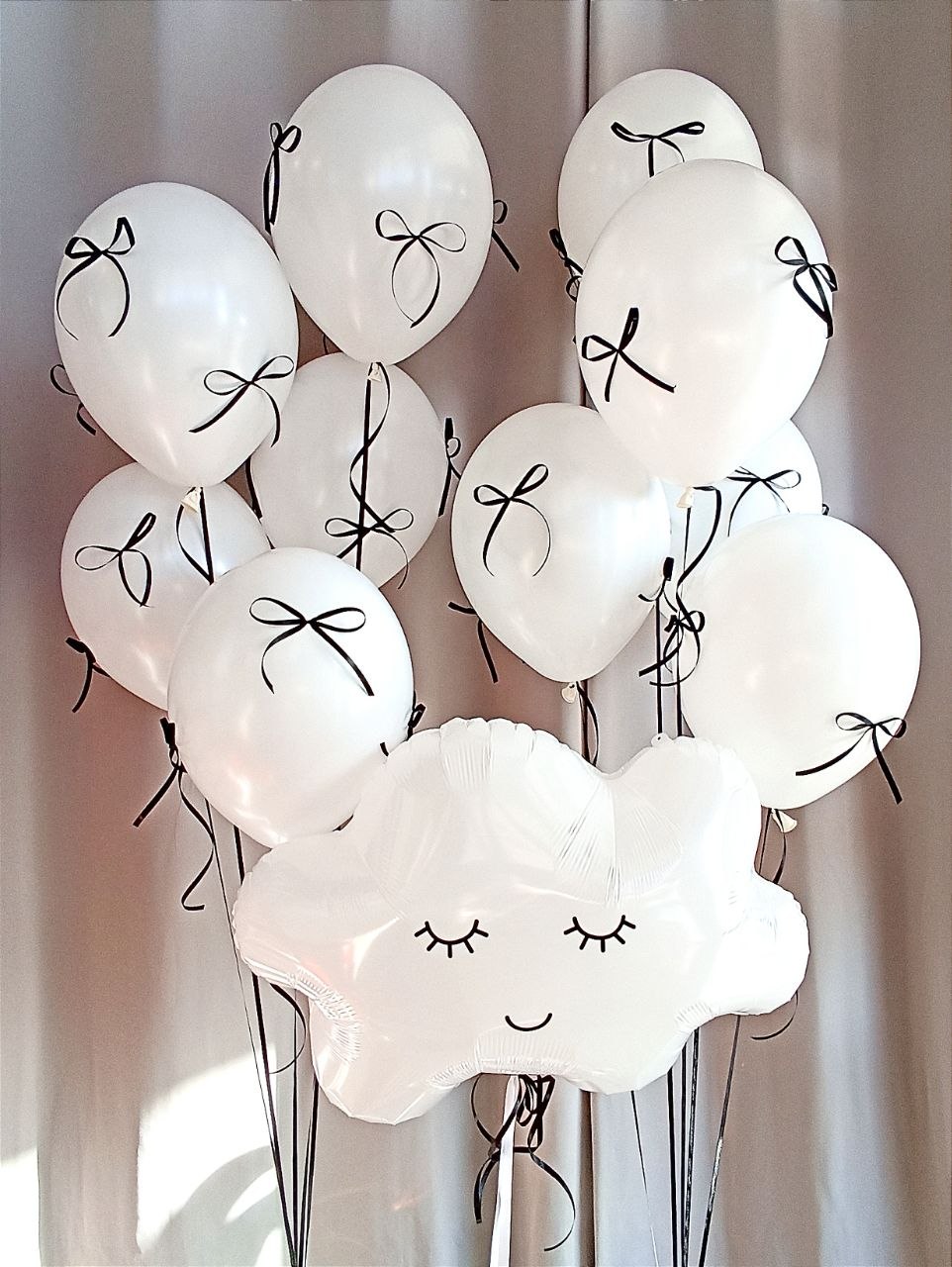 Белый с черными бантами